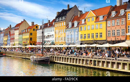 Das Boot in Nyhavn Kanal, Kopenhagen, Dänemark Stockfoto
