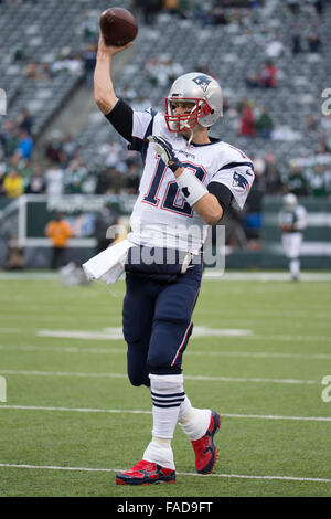 East Rutherford, New Jersey, USA. 27. Dezember 2015. New England Patriots Quarterback Tom Brady (12) wirft den Ball in die NFL-Spiel zwischen den New England Patriots und die New York Jets MetLife Stadium in East Rutherford, New Jersey. Die New York Jets gewann 26-20. Christopher Szagola/CSM/Alamy Live-Nachrichten Stockfoto