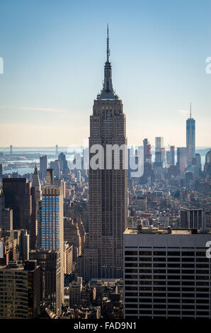 Blick vom Top of The Rock Aussichtsplattform Innenstadt gegenüber dem Empire State Building und One World Trade Center in New York City Stockfoto