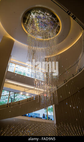 Wasserfall Joie Kristall Kronleuchter Leuchte und Treppen in der Top Of The Rock-Lobby im Rockefeller Center Stockfoto