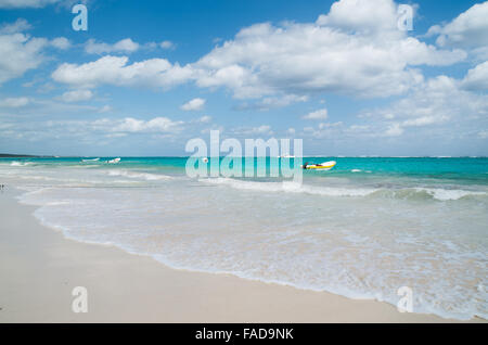 Strand Playa Las Palmas in der Nähe von Tulum in der Region Riviera Maya in Mexiko an einem sonnigen Tag vor einem Sturm inmitten. Stockfoto