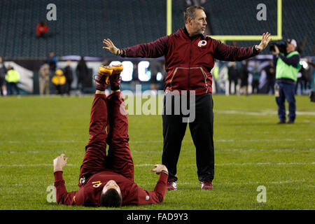 26. Dezember 2015: Washington Redskins Cheftrainer Kraft und Kondition Mike Clark ein Teil des Teams während der Warm-ups vor dem NFL-Spiel zwischen den Washington Redskins und die Philadelphia Eagles am Lincoln Financial Field in Philadelphia, Pennsylvania ausstreckt. Die Washington Redskins gewann 38-24 der NFC East zu gewinnen. Christopher Szagola/CSM Stockfoto