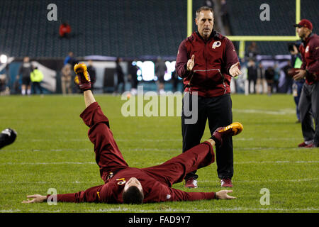 26. Dezember 2015: Washington Redskins Cheftrainer Kraft und Kondition Mike Clark ein Teil des Teams während der Warm-ups vor dem NFL-Spiel zwischen den Washington Redskins und die Philadelphia Eagles am Lincoln Financial Field in Philadelphia, Pennsylvania ausstreckt. Die Washington Redskins gewann 38-24 der NFC East zu gewinnen. Christopher Szagola/CSM Stockfoto