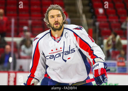 21. Dezember 2015 - Washington Capitals linken Flügel Alex Ovechkin (8) während des NHL-Spiels zwischen den Washington Capitals und die Carolina Hurricanes in der PNC-Arena. (Kredit-Bild: © Andy Martin Jr. über ZUMA Draht) Stockfoto