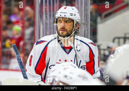21. Dezember 2015 - Washington Capitals linken Flügel Alex Ovechkin (8) während des NHL-Spiels zwischen den Washington Capitals und die Carolina Hurricanes in der PNC-Arena. (Kredit-Bild: © Andy Martin Jr. über ZUMA Draht) Stockfoto