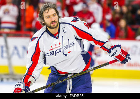21. Dezember 2015 - Washington Capitals linken Flügel Alex Ovechkin (8) während des NHL-Spiels zwischen den Washington Capitals und die Carolina Hurricanes in der PNC-Arena. (Kredit-Bild: © Andy Martin Jr. über ZUMA Draht) Stockfoto