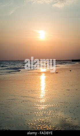 Sonnenuntergang am Strand von Brighton und Hove bei Ebbe mit keine Menschen, Sussex, UK Stockfoto