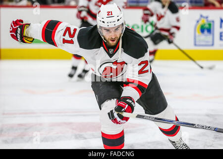 New Jersey Devils rechten Flügel Kyle Palmieri (21) während der NHL-Spiel zwischen den New Jersey Devils und die Carolina Hurricanes in der PNC-Arena. Stockfoto