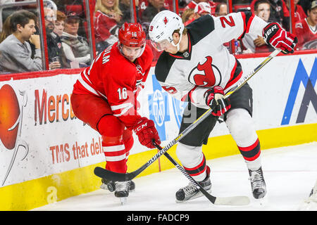 Carolina Hurricanes center Elias Lindholm (16) und New Jersey Devils Verteidiger Damon Severson (28), während das NHL-Spiel zwischen den New Jersey Devils und die Carolina Hurricanes in der PNC-Arena. Stockfoto
