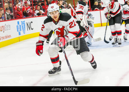 New Jersey Devils rechten Flügel Jordin Tootoo (22) während der NHL-Spiel zwischen den New Jersey Devils und die Carolina Hurricanes in der PNC-Arena. Stockfoto