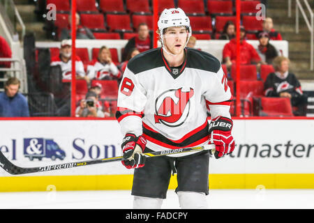 New Jersey Devils Verteidiger Damon Severson (28) während der NHL-Spiel zwischen den New Jersey Devils und die Carolina Hurricanes in der PNC-Arena. Stockfoto