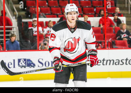 New Jersey Devils Verteidiger Damon Severson (28) während der NHL-Spiel zwischen den New Jersey Devils und die Carolina Hurricanes in der PNC-Arena. Stockfoto