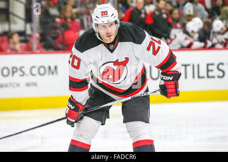 New Jersey Devils rechten Flügel Lee Stempniak (20) während der NHL-Spiel zwischen den New Jersey Devils und die Carolina Hurricanes in der PNC-Arena. Stockfoto