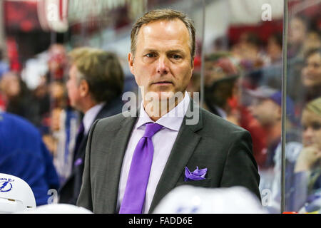 Tampa Bay Lightning Trainer Jon Cooper während der NHL-Spiel zwischen den Tampa Bay Lightning und die Carolina Hurricanes in der PNC-Arena. Stockfoto