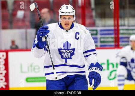 Toronto Maple Leafs Verteidiger Dion Phaneuf (3) während des NHL-Spiels zwischen den Toronto Maple Leafs und die Carolina Hurricanes in der PNC-Arena. Stockfoto