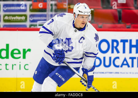 Toronto Maple Leafs Verteidiger Dion Phaneuf (3) während des NHL-Spiels zwischen den Toronto Maple Leafs und die Carolina Hurricanes in der PNC-Arena. Stockfoto