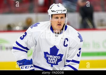 Toronto Maple Leafs Verteidiger Dion Phaneuf (3) während des NHL-Spiels zwischen den Toronto Maple Leafs und die Carolina Hurricanes in der PNC-Arena. Stockfoto