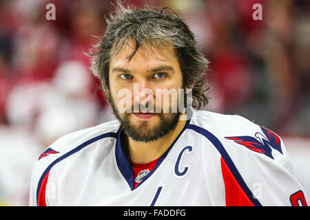 Washington Capitals links Flügel Alex Ovechkin (8) während des NHL-Spiels zwischen den Washington Capitals und die Carolina Hurricanes in der PNC-Arena. Stockfoto