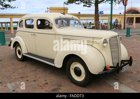 Klassische 1937 Dodge D5 Automobil geparkt an der Marine Parade in Napier, Hawkes Bay, Neuseeland. Stockfoto