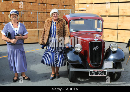 Oldtimer-Club zeigt ihre schönen Autos in der Nähe von einem Kreuzfahrtschiff am Hafen Napier, Hawkes Bay, Neuseeland verankert. Stockfoto