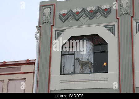 Statue eines Hundes im Fenster eine Art-déco-Gebäude in der Emerson Street in Napier, Hawkes Bay, Neuseeland. Stockfoto