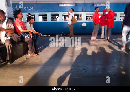 Trainieren Sie Passagiere, die auf die Abfahrtszeit warten, am Passagierplattform des Bahnhofs Agra Cantonment in Agra, Uttar Pradesh, Indien. Stockfoto