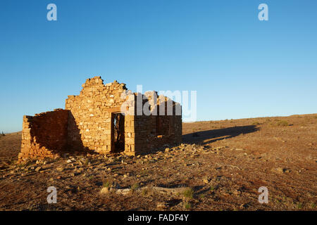 Reste von einem alten Steingebäude in der Nähe von Peterborough, South Australia. Stockfoto