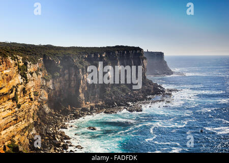 Blick vom erhöhten Aussichtspunkt von Norden in Richtung in Sydney, Australien, zerklüftete Felsküste an einem sonnigen Sommertag Stockfoto