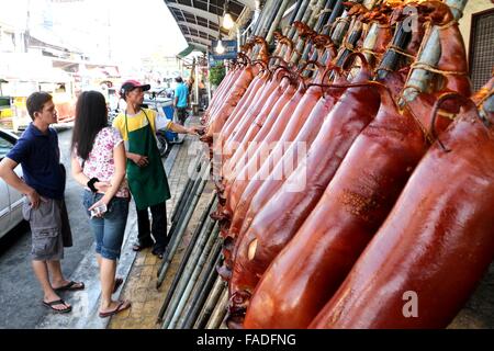 Arbeiter der Laloma in Quezon City (die Lechon Hauptstadt der Philippinen) bereitet die Lechon Baboy (gebratenes Schweinefleisch), die für die kommende Feier der Noche Buena oder Silvester Feier zur Abholung bereitstehen, nach der Lechonero (gebratenes Schweinefleisch kochen) kochen sie gebratene Schweinefleisch von 2 bis 3 Stunden, es hängt immer noch über die Größen und sie kochen es in traditionelle Weise oder manuelle Drehung des Schweinefleisches. Die Preise der Lechon Baboy (gebratenes Schweinefleisch) beginnen bei 4,00 Pesos bis zu 15.000 pro. (Foto von Gregorio B. Dantes Jr. / Pacific Press) Stockfoto