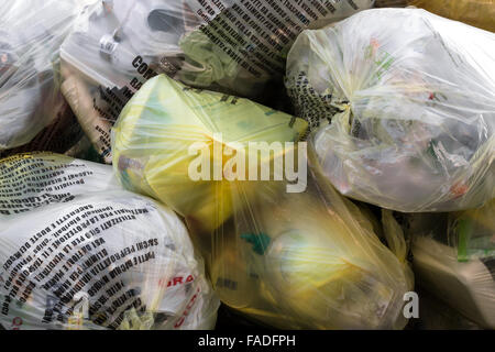 Große Haufen von Müll und Abfall in transparenten Beuteln Stockfoto