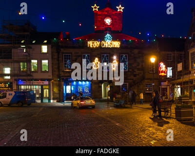 Der Marktplatz und das alte Rathaus in Alnwick, Northumberland dekoriert mit Weihnachtsbeleuchtung Stockfoto