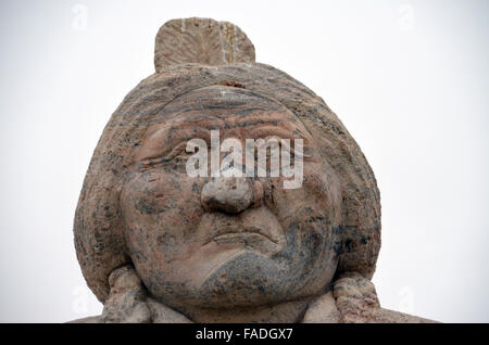 South Dakota, USA. 8. April 2015. Eine Statue am Grab von Sioux Häuptling Sitting Bull in South Dakota, USA, 8. April 2015. Sitting Bull in einem Nahkampf 1890 starb, und zwei Wochen später die indische Kriege kam zu einem blutigen Ende mit dem Massaker von Wounded Knee. Sitting Bull Überreste wurden nach mehreren Jahrzehnten aus der ursprünglichen Grabstätte in North Dakota ein Grab in der Nähe von seinem mutmaßlichen Geburtsort in South Dakota übertragen. Foto: CHRIS MELZER, DPA/Alamy Live-Nachrichten Stockfoto