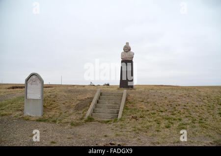 South Dakota, USA. 8. April 2015. Das Grab von Sioux Häuptling Sitting Bull in South Dakota, USA, 8. April 2015. Sitting Bull in einem Nahkampf 1890 starb, und zwei Wochen später die indische Kriege kam zu einem blutigen Ende mit dem Massaker von Wounded Knee. Sitting Bull Überreste wurden nach mehreren Jahrzehnten aus der ursprünglichen Grabstätte in North Dakota ein Grab in der Nähe von seinem mutmaßlichen Geburtsort in South Dakota übertragen. Foto: CHRIS MELZER, DPA/Alamy Live-Nachrichten Stockfoto