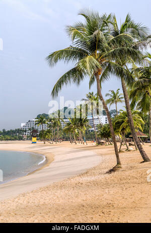 Siloso Beach auf der Insel Sentosa am frühen Morgen, Singapur Stockfoto