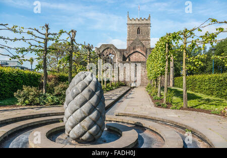 Brunnen vor St.Peters Kirche am Schlosspark, Bristol, Somerset, England Stockfoto