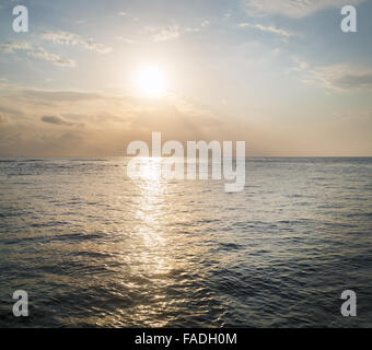 Sonnenaufgang über dem Meer. Reflektion der Sonne im Meer. Horizontalen Schuss. Stockfoto
