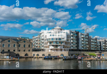Neue moderne am Flussufer Architektur entlang der Floating Harbour of Bristol, Somerset, England, UK Stockfoto