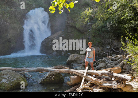 Mittleren Alters gegerbt kaukasischen Frau steht vor Wasserfall Summe. Vintgar-Schlucht, Triglav-Nationalpark in Slowenien Stockfoto