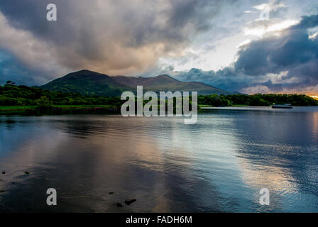 Dämmerung am Lough Leane in Irland Stockfoto