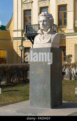 Büste von A.S. Puschkin in der Nähe von Bibliotheksgebäude in Moskau, Wahrzeichen Stockfoto