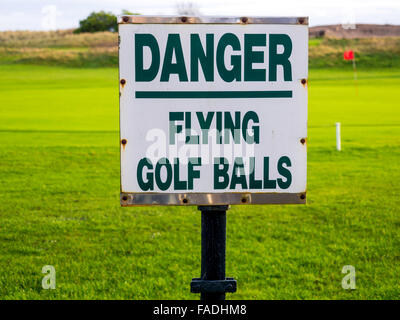 Gefahr fliegen Golf balls Zeichen Stockfoto