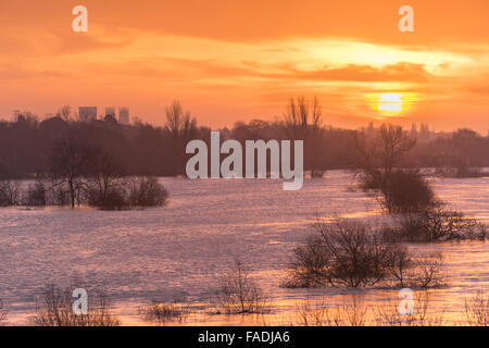 York, UK. 28. Dezember 2015. UK-Hochwasser: Der Fluss Ouse mit umgeben überfluteten Land und fernen York Minster im Hintergrund kurz nach Sonnenaufgang. Fotografiert von Clifton Bridge im Norden York Ringroad Credit: John Potter/Alamy Live News Stockfoto