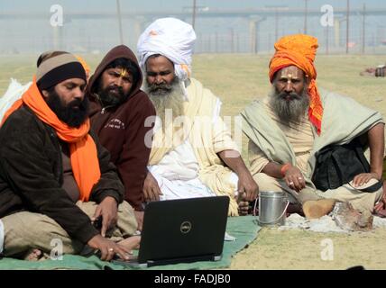 Allahabad, Uttar Pradesh, Indien. 28. Dezember 2015. Indien, Uttar Pradesh, Allahabad: Sadhus arbeiten auf einem Laptop nach ankommen, um Magh Mela Messe am Ufer der Sangam, der Mündung des Flusses Ganga Yamuna und mythologischen Saraswati in Allahabad am 28. Dezember 2015 zu besuchen. Die Magh Mela findet jedes Jahr an den Ufern des Triveni Sangam - Zusammenfluss der drei großen Flüsse Ganges, Yamuna und die mystischen Saraswati im hinduistischen Monat Magh Mitte Januar - Mitte Februar entspricht. © Prabhat Kumar Verma/ZUMA Draht/Alamy Live-Nachrichten Stockfoto