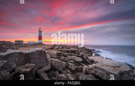 Portland Bill, Dorset, England, UK, 28. Dezember 2015. UK-Wetter: Atemberaubenden Sonnenaufgang am Portland Bill, UK Credit: Dan Tucker/Alamy Live News Stockfoto