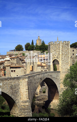 Das Dorf und die mittelalterliche Brücke Besalú, befindet sich im Bereich der Garrotxa, Costa Brava, Katalonien, Spanien Stockfoto