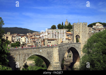 Das Dorf und die mittelalterliche Brücke Besalú, befindet sich im Bereich der Garrotxa, Costa Brava, Katalonien, Spanien Stockfoto