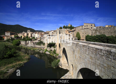 Das Dorf und die mittelalterliche Brücke Besalú, befindet sich im Bereich der Garrotxa, Costa Brava, Katalonien, Spanien Stockfoto