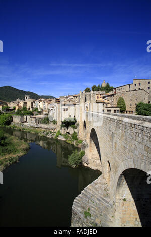 Das Dorf und die mittelalterliche Brücke Besalú, befindet sich im Bereich der Garrotxa, Costa Brava, Katalonien, Spanien Stockfoto