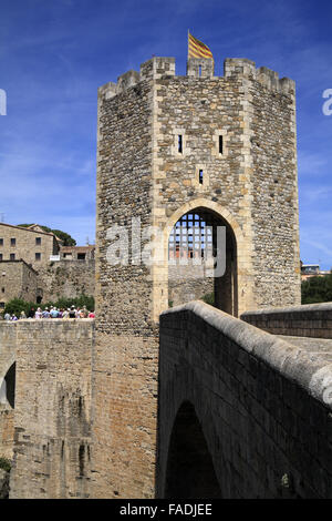 Das Dorf und die mittelalterliche Brücke Besalú, befindet sich im Bereich der Garrotxa, Costa Brava, Katalonien, Spanien Stockfoto