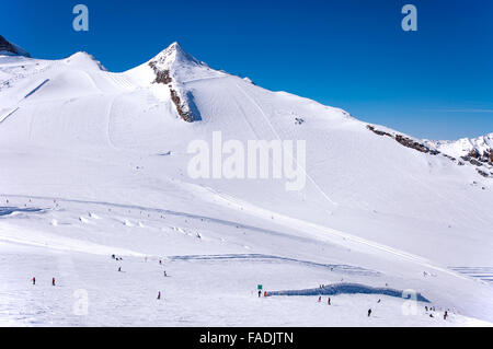 Hintertuxer Gletscher mit Skifahrer, Snowboarder, Loipen, Pisten und Liftanlagen in den Zillertaler Alpen in Österreich Stockfoto